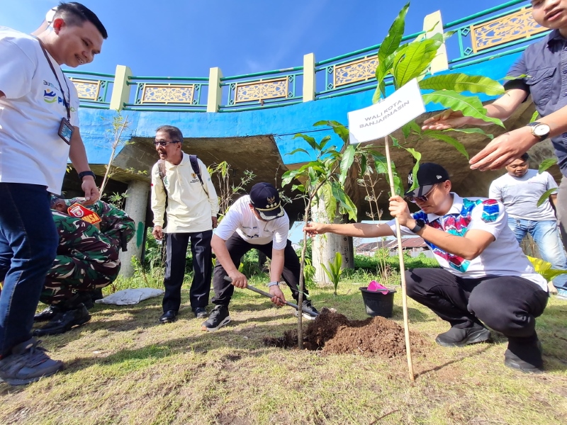 SEMOGA MAKIN TUMBUH: Penanaman ribuan pohon, mengisi puncak Peringatan Hari Lingkungan Hidup Sedunia di Banjarmasin, Jumat (21/6).