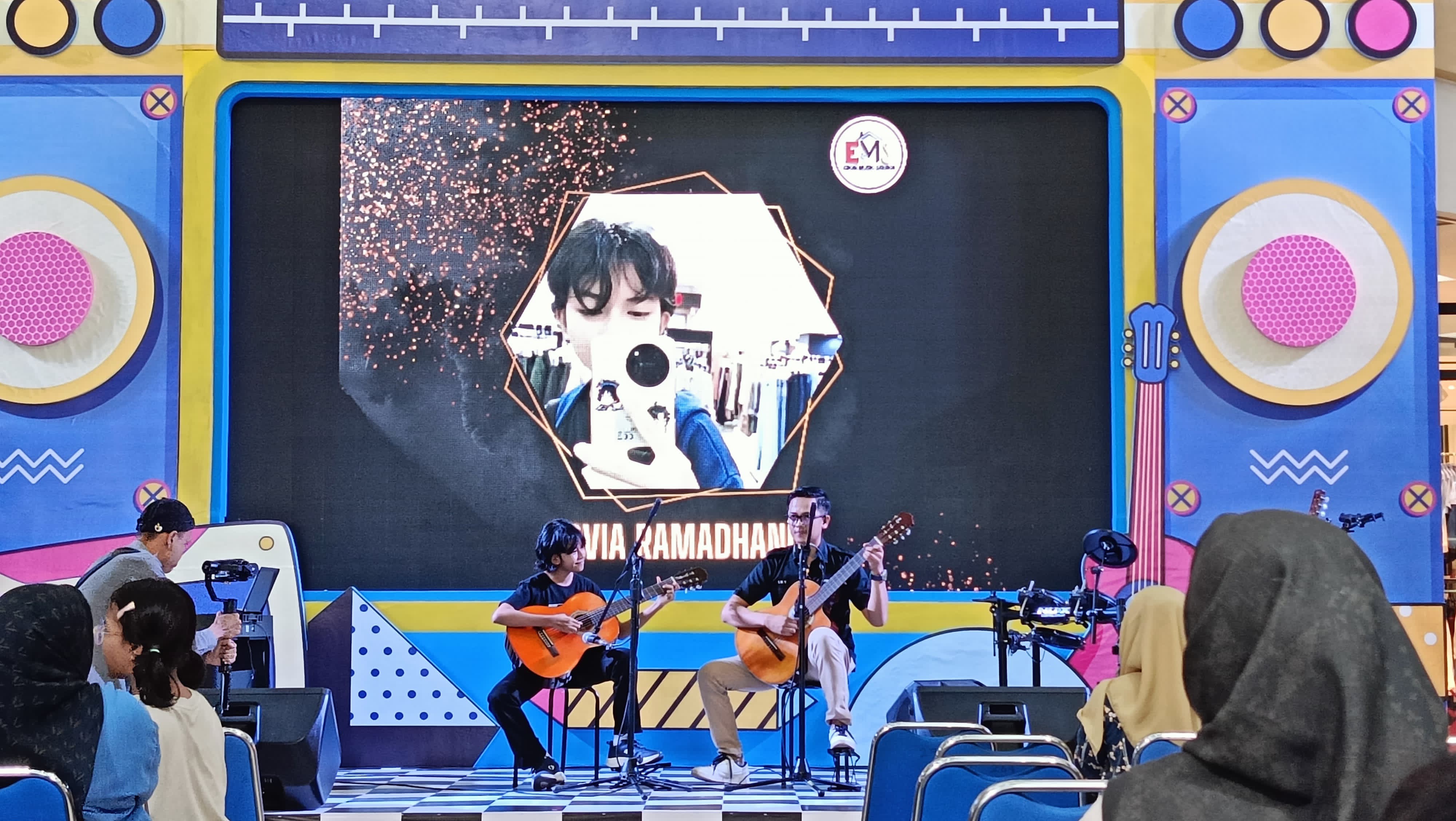 DUET: Asvia Ramadhani, siswi dari kelas gitar Eboni Music School bersama sang tutor Eky menyuguhkan irama Greensleeves