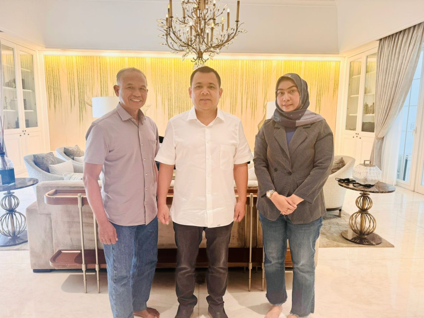 BERTEMU: Bakal Calon Wali Kota Banjarbaru Lisa Halaby dan mantan pejabat Pemko Banjarbaru Rustam Effendi saat bertemu Haji Isam.