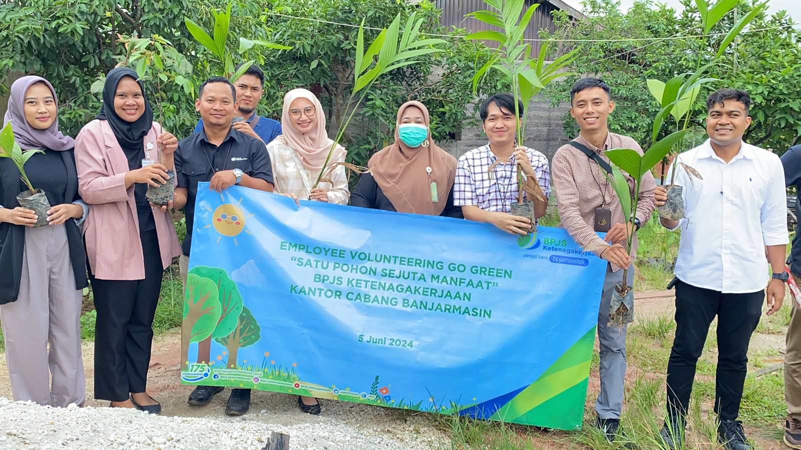 POHON: Kampanyekan Go Green, BPJamsostek Banjarmasin lakukan penghijauan dengan penanaman pohon