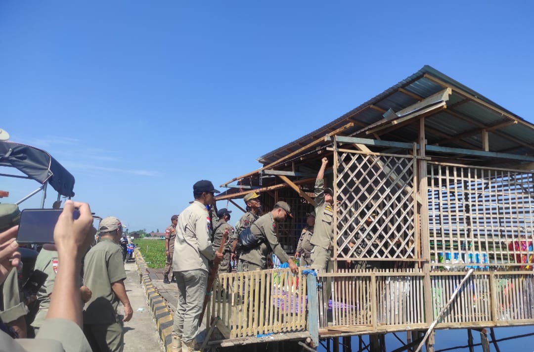 TINDAKAN: Personel Satuan Polisi Pamong Praja dan Damkar Kabupaten HSU, melakukan pembongkaran lapak bangunan liar di Bypass Bayur-Panangkalaan Kota Amuntai.