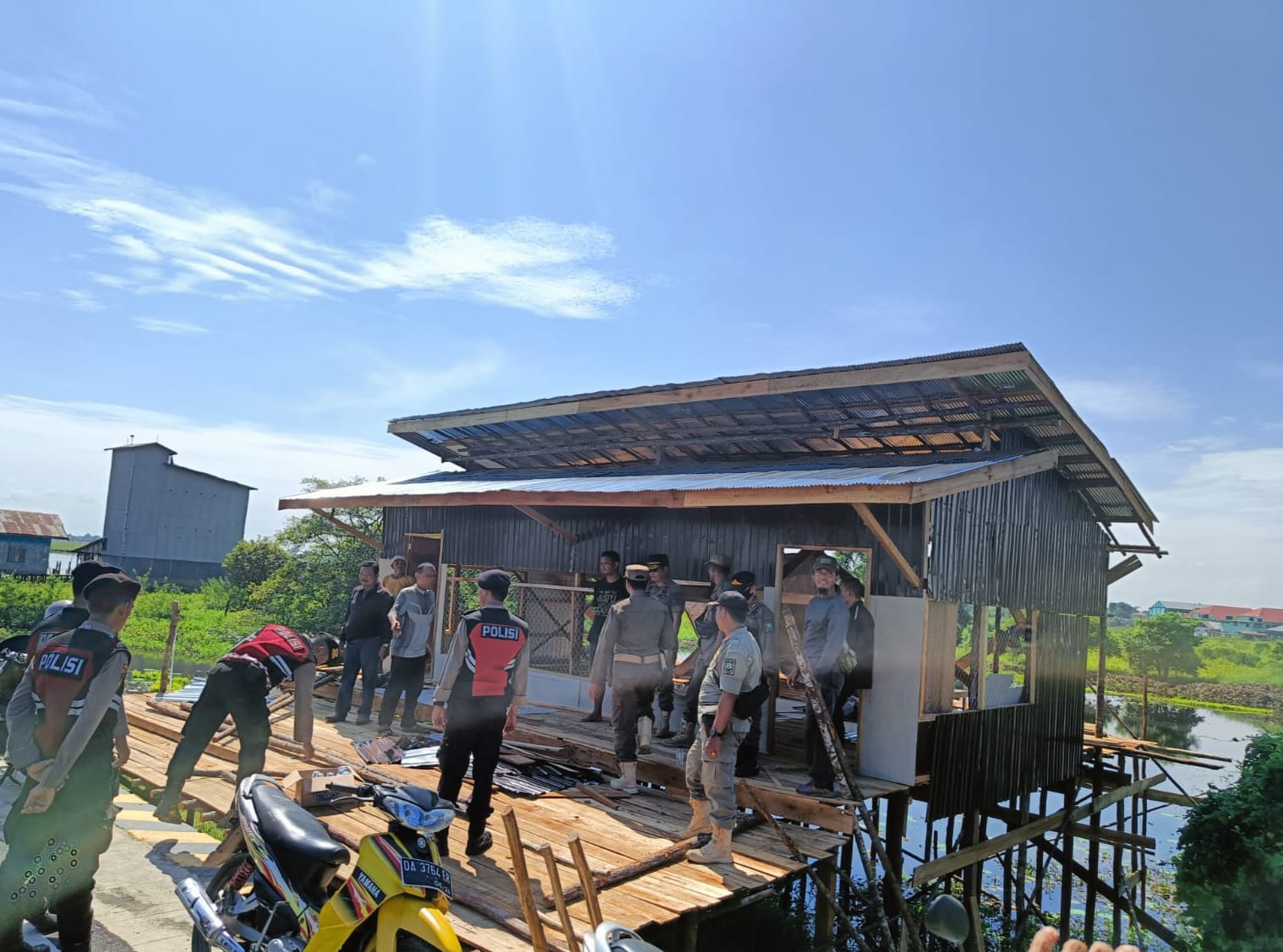 PENERTIBAN: Salah satu warung semi permanen yang dibongkar di Jalan Bypass Bayur-Panangkalaan Kabupaten Hulu Sungai Utara, karena tak berizin.