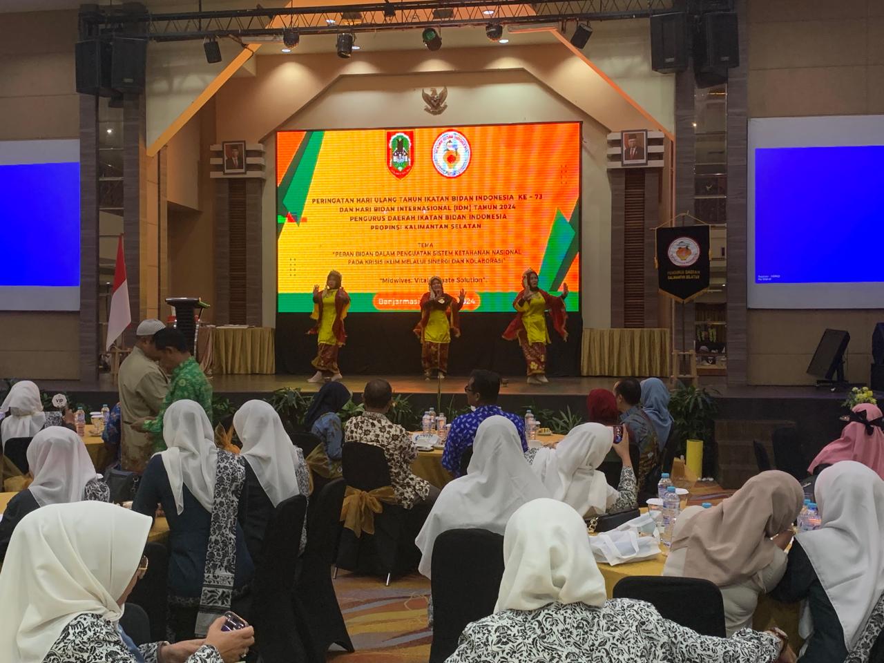 MERIAH: Tari Radap Rahayu sambut kedatangan para tamu di HUT IBI ke -73 yang digelar IBI Kalsel, Minggu (23/6) di Aria Barito Banjarmasin.