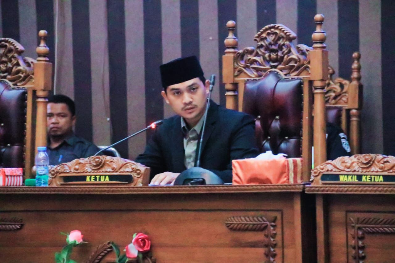 PIMPIN RAPAT: Ketua DPRD Tanah Bumbu, Andrean Atma Maulani, memimpin rapat paripurna dengan agenda Pengambilan Keputusan Fraksi DPRD terhadap Dua Raperda, Kamis (20/6). - HUMAS DPRD TANBU