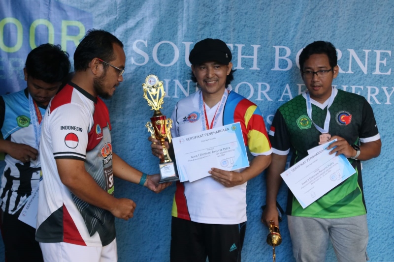 JUARA: Wahyudi Setiawan saat menerima penghargaan dari panitia South Borneo Indoor Archery Fest 24.