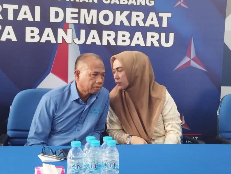BISIK-BISIK: Bakal Calon Wali Kota Banjarbaru, Erna Lisa Halaby (kanan) sedang berkomunikasi dengan Ketua Satgas Penjaringan DPC Partai Demokrat Kota Banjarbaru, Rustam Effendi kanan.
