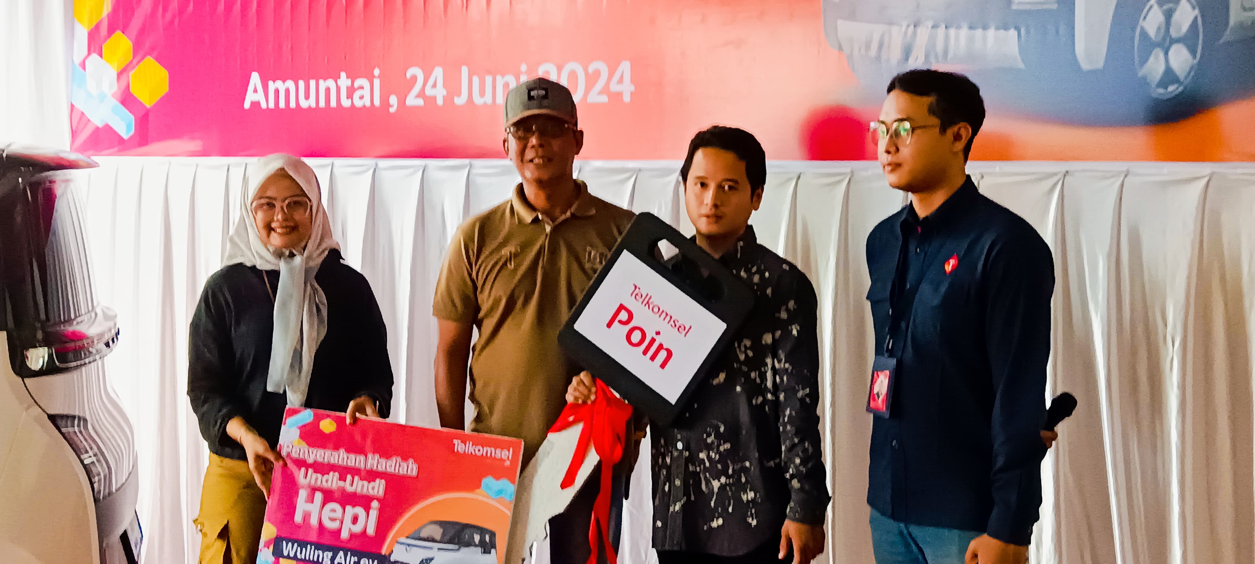 BAHAGIA: Devi Rezki pemenang program Undi-Undi Hepi dari Telkomsel Poin menerima satu unit mobil diserahkan Manager Mobile Consumer Branch Banjarmasin, M.Norhansyah di halaman GraPARI Amuntai