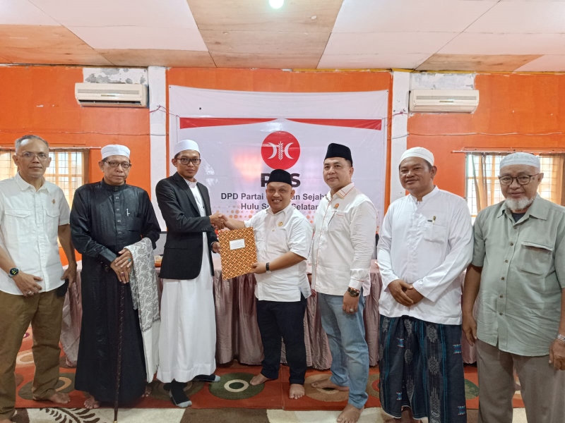 SERAHKAN FORMULIR: Muhammad Faizal Akbar melamar ke DPD PKS HSS menjadi bakal calon wakil bupati (Bacawabup) dalam Pilbup HSS.
