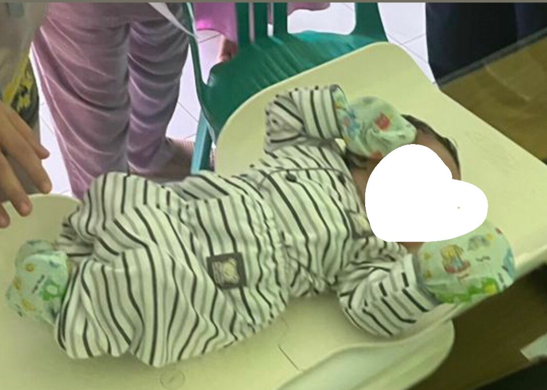SEHAT:Bayi yang ditemukan berlumuran darah dalam ember di Kotabaru kondisinya sehat dan dirawat keluarga pelaku.(Foto:Humas Polres untuk Radar Banjarmasin)