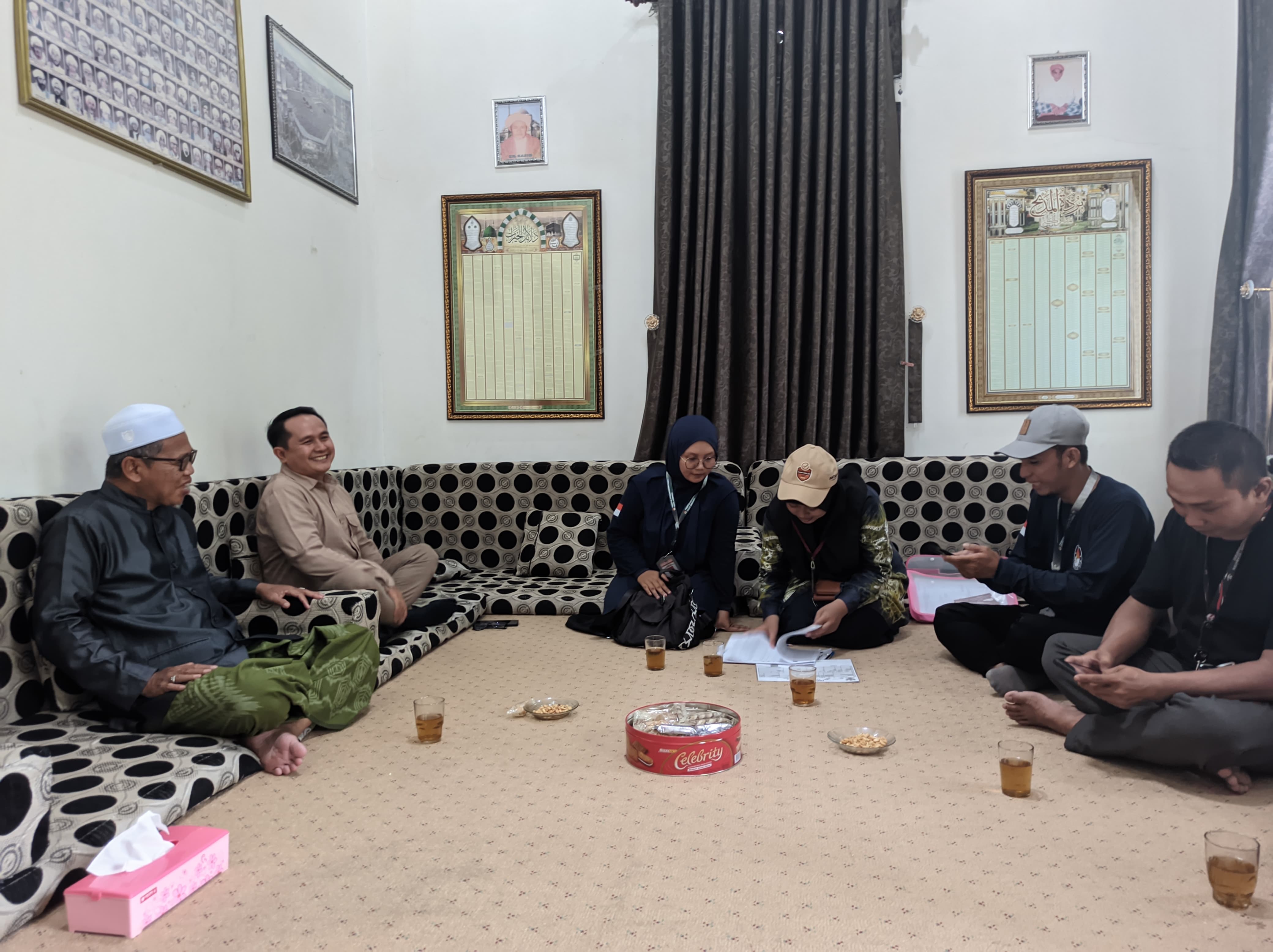 SUDAH COKLIT: KPU HST melakukan pencocokan dan penelitian data pemilih untuk Pilkada 2024 di rumah Guru Andang. (Foto: KPU HST untuk Radar Banjarmasin)