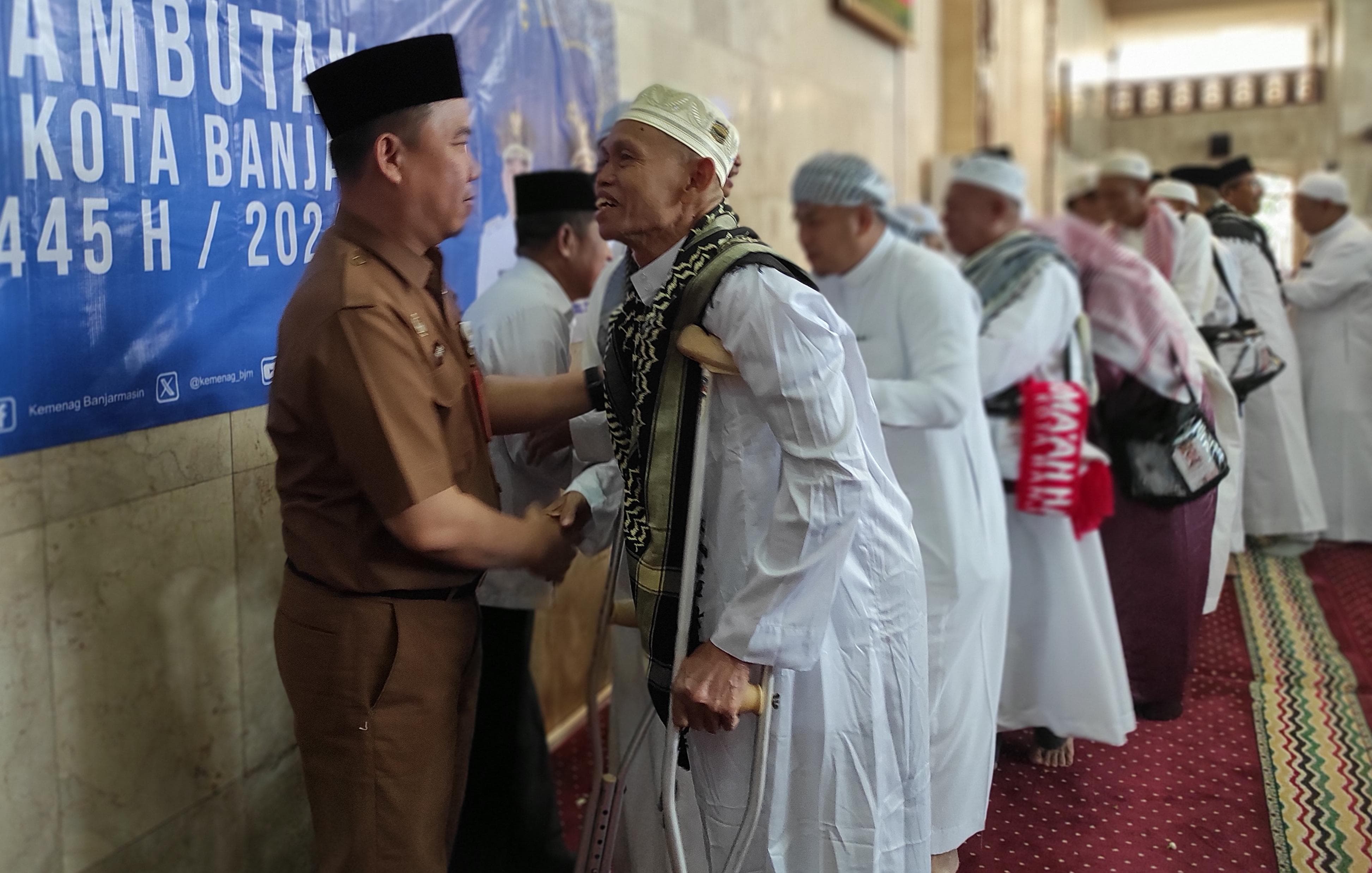 TIBA SELAMAT: Jemaah haji asal Banjarmasin tiba dari tanah suci, Selasa (25/6).