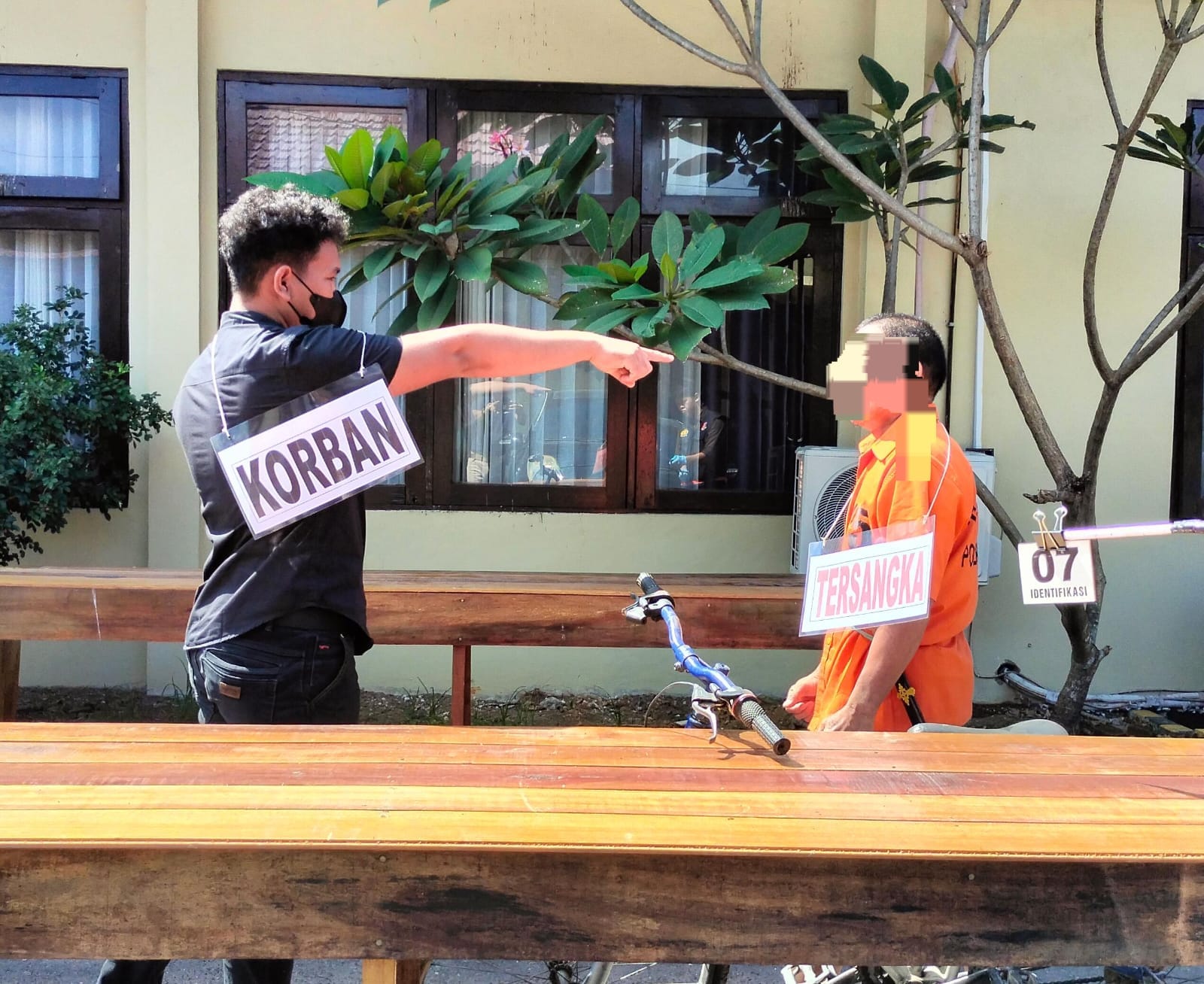 REKA ULANG: Pelaku SY memperagakan ketika membunuh SU dalam reka ulang di halaman Mapolres Tabalong. (Foto: Polres Tabalong for Radar Banjarmasin)
