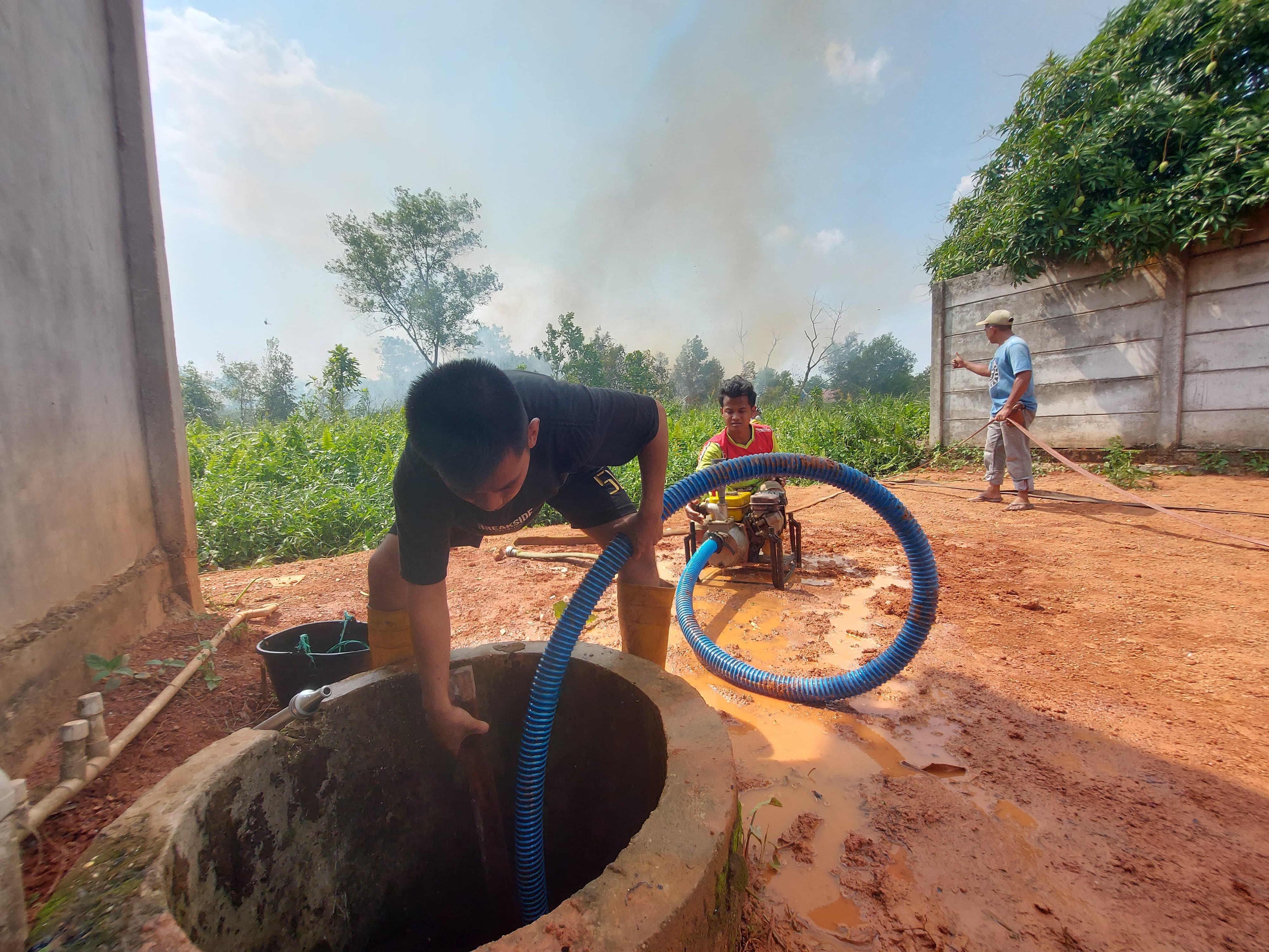 CARI AIR:Relawan pemadam kebakaran Kota Banjarbaru berusaha memadamkan api Karhutla di kawasan Liang Anggang saat musim kemarau 2023 lalu.(Foto:Fadlan Zakiri/Radar Banjarmasin)