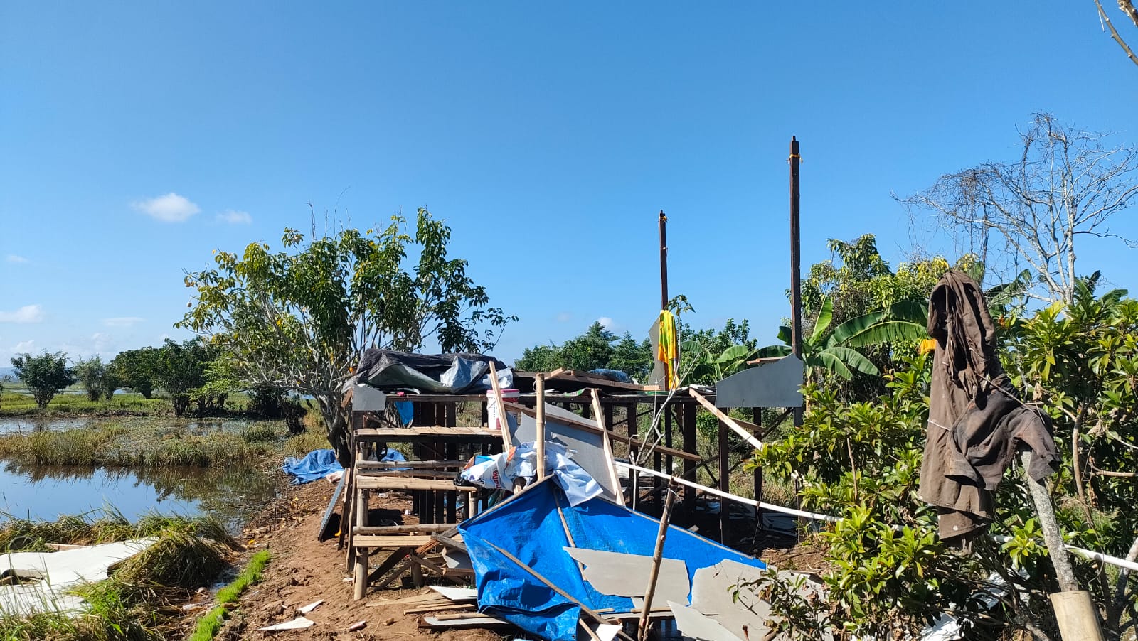 RUSAK PARAH:Rumah Fathul Hadi dihantam angin puting beliung, Rabu (26/6/2024) sore.(Foto:Sheilla Farazela/Radar Banjarmasin)
