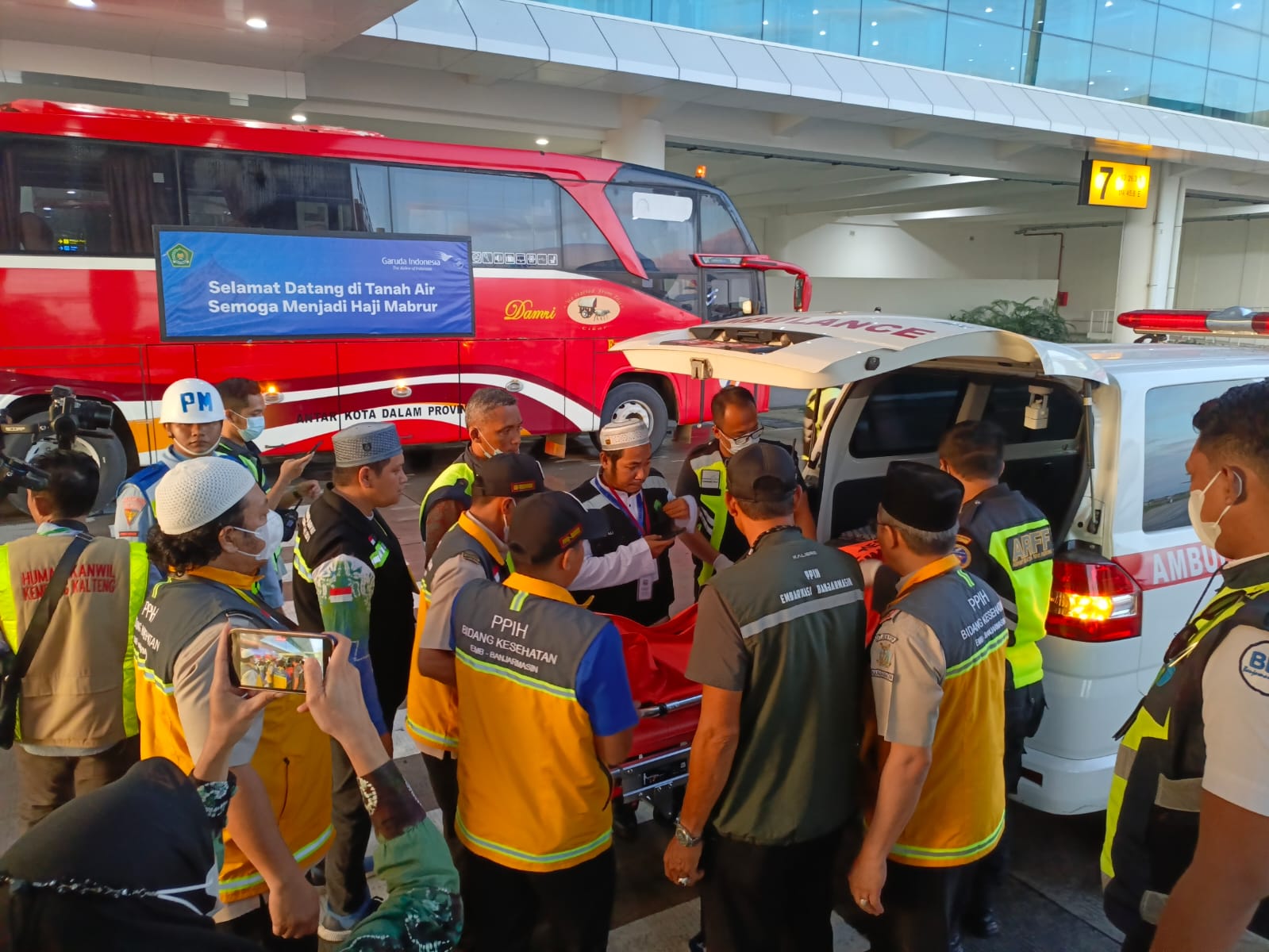 DINANTI KELUARGA:Hj Nur Ainah, jemaah haji Kabupaten Banjar wafat di pesawat dalam penerbangan pulang dari Arab Saudi ke Banjarmasin.(Foto:Kemenag Kalsel untuk Radar Banjarmasin)