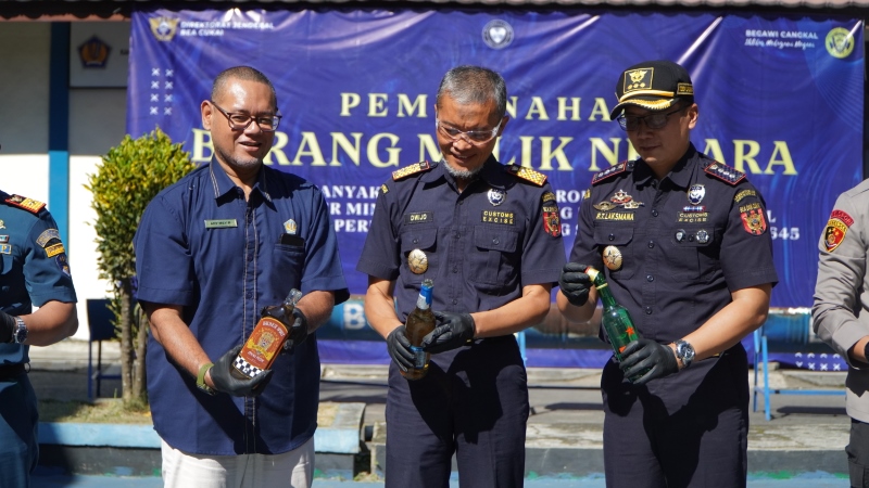 MIRAS: Pemusnahan 1,55 juta batang rokok ilegal dan 1,57 liter minuman mengandung etanol di Kantor Bea Cukai Banjarmasin.