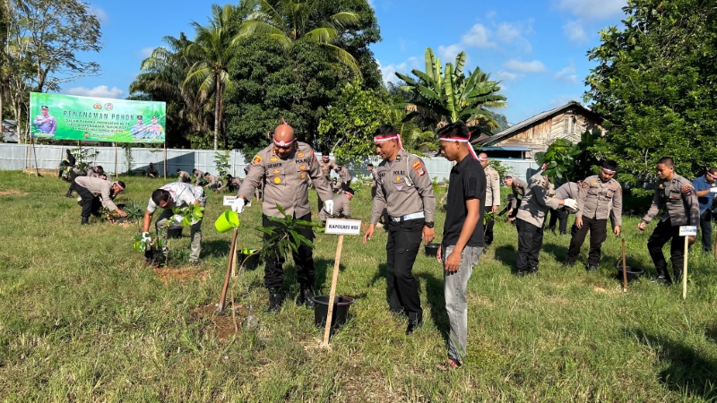 TANAM POHON : Kapolres HSS AKBP AKBP Leo Martin menanam pohon.