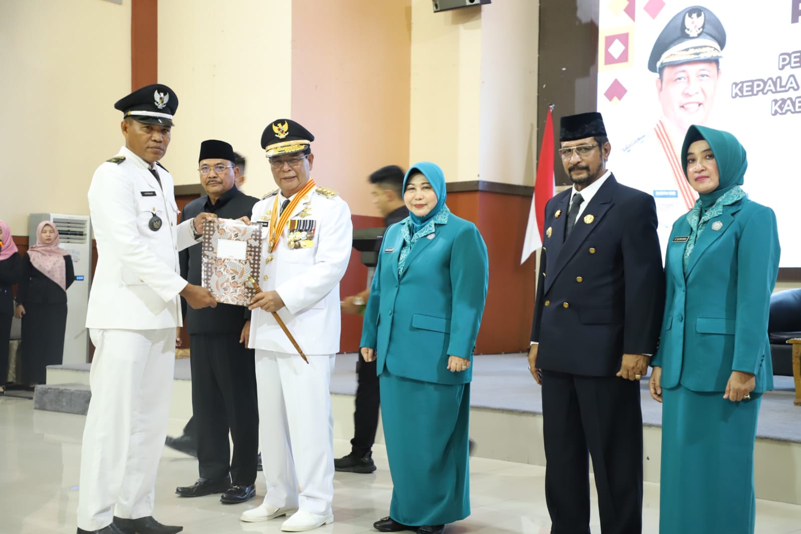 MOMEN: Gubernur Kalsel Sahbirin Noor (kanan) dan Ketua DPRD Kalsel Dr (HC) Supian HK didampingi Pj Bupati HSU Zakly Asswan (kiri) serahkan SK perpanjangan jabatan kades se HSU, Rabu (26/10).