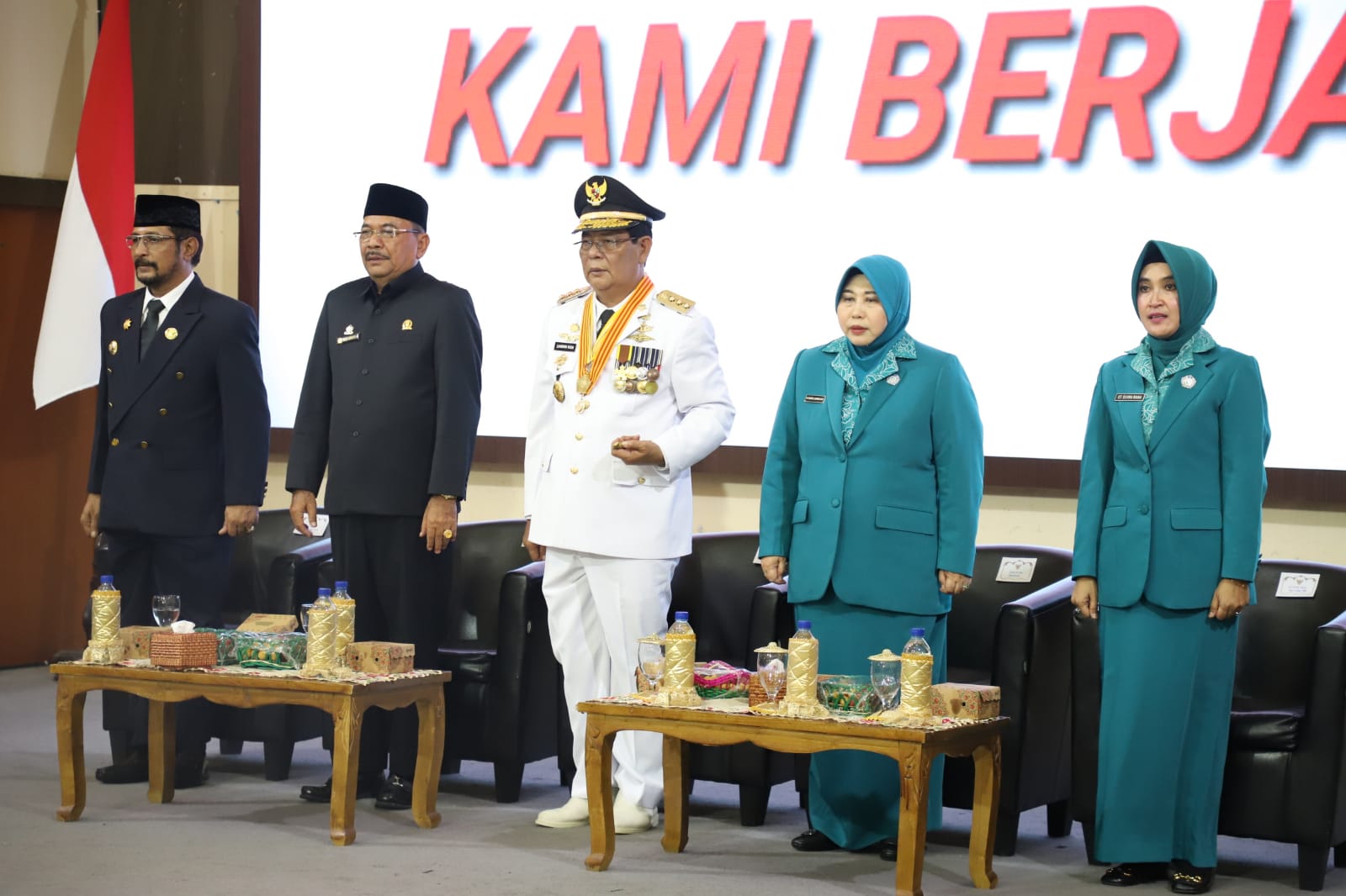HADIR: Dari kiri Pj Bupati HSU Zakly Asswan, Ketua DPRD Provinsi Kalsel Dr HC Supian HK, Gubernur Kalsel Sahbirin Noor dan Ketua TP PKK Kalsel Hj Raudhatul Jannah hadiri pelantikan perpanjangan masa j