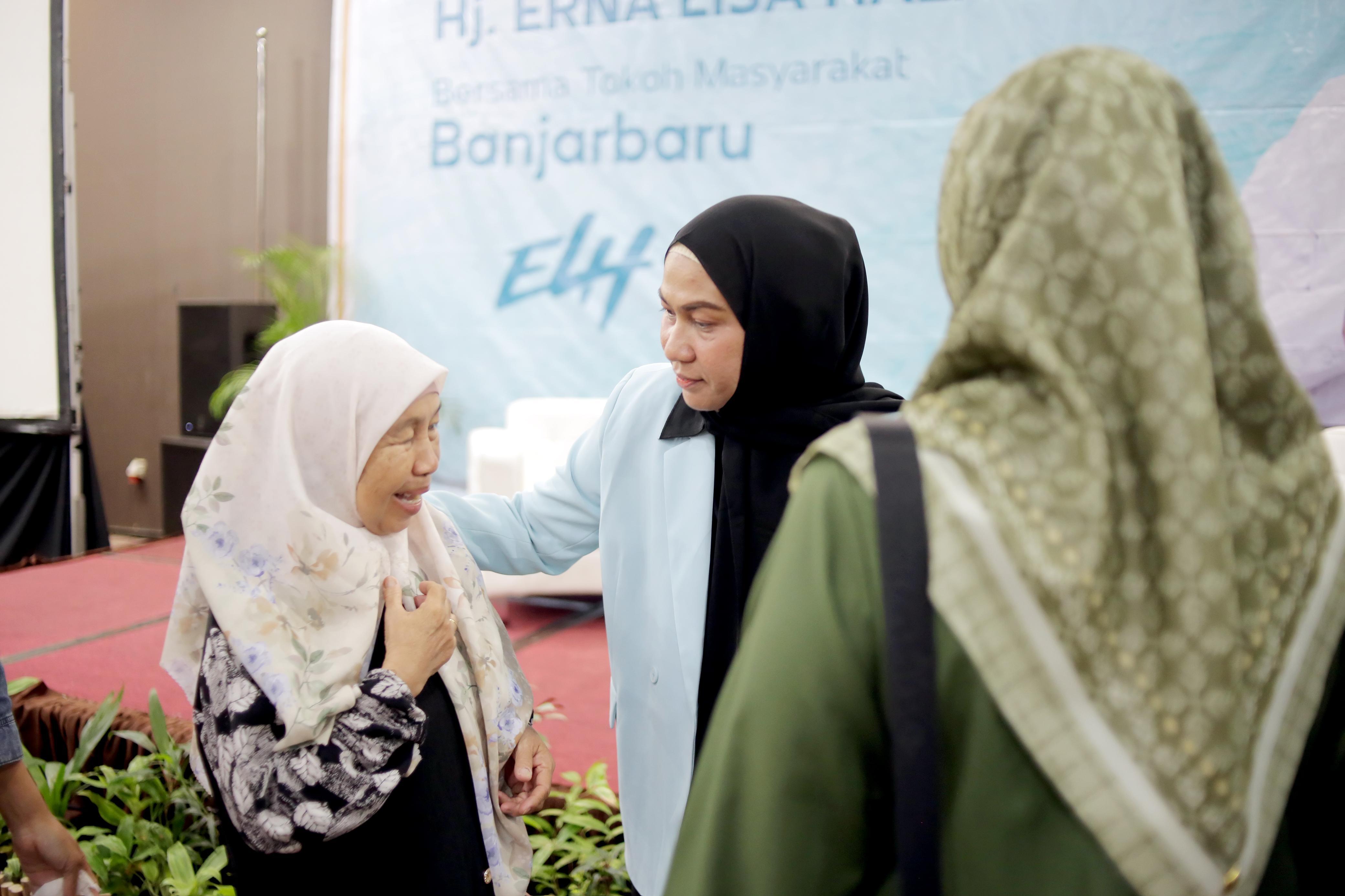 JADI MAGNET: Erna Lisa Halaby (tengah) saat bertemu warga. Sejumlah figur menyatakan siap jadi pasangannya dalam kontestasi Pilkada Banjarbaru 2024.