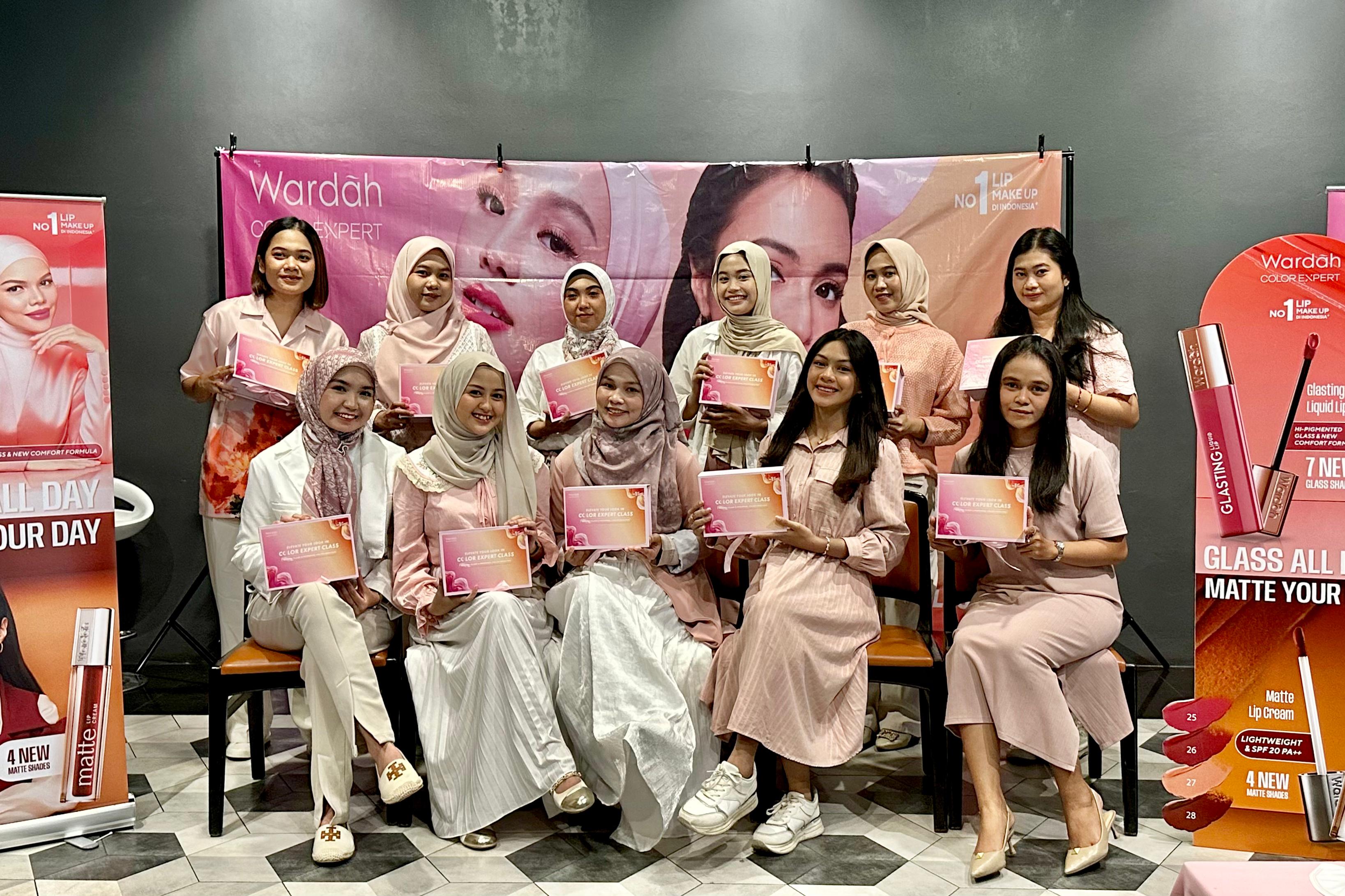 CANTIK: Para peserta Beauty Class mengabadikan momen setelah praktik merias diri sendiri menggunakan serangkaian produk Wardah.