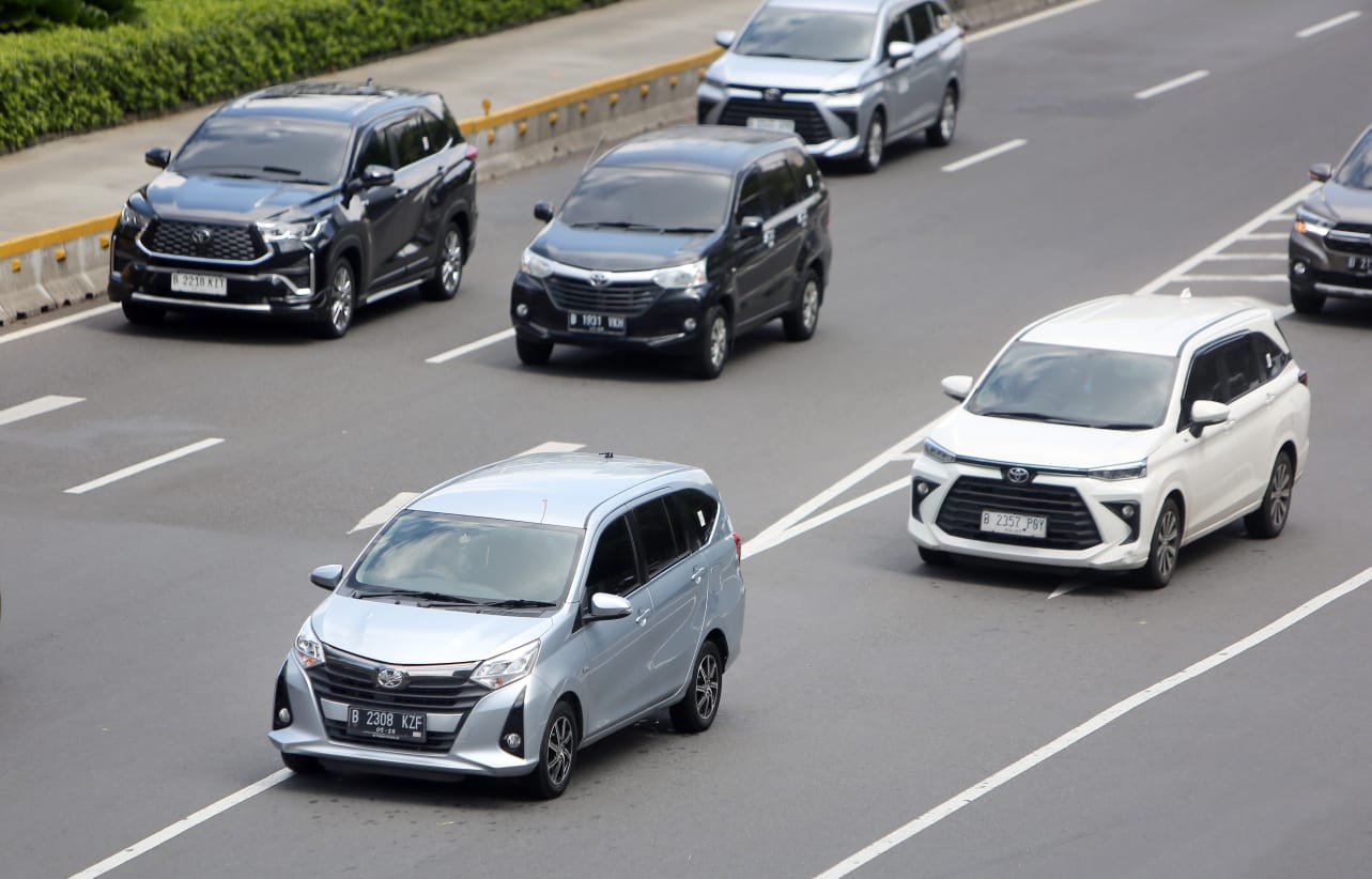 SEGMEN ENTRY:Diler resmi Toyota, Auto2000 memperkuat penjualan mobil segmen entry atau low cost green car (LCGC) Toyota Agya dan Calya