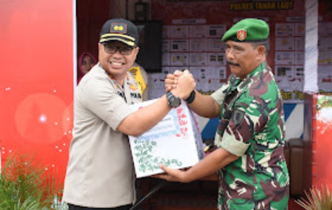 KAPOLRES: Kombes Pol Cuncun Kurniadi (kiri) saat jadi Kapolres Tanah Laut pada 2019 silam. (Foto: Humas Polres Tala)