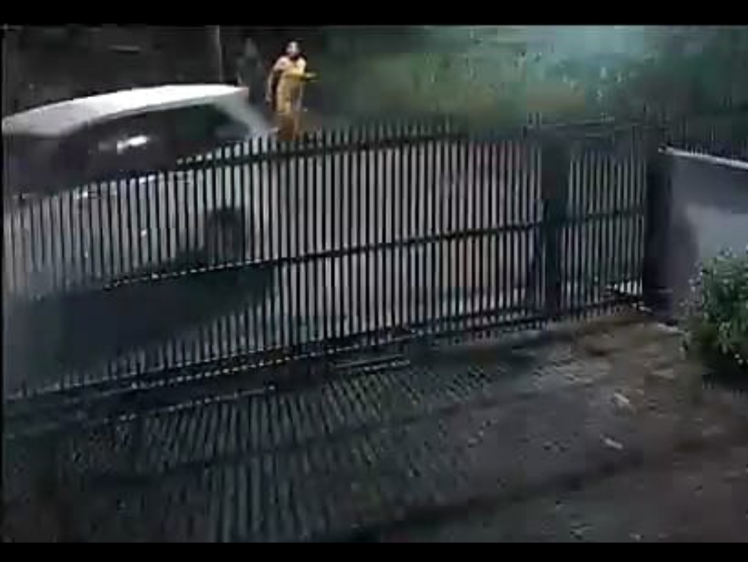 KABUR: Sebuah mobil melaju kencang yang diduga membawa kabur seorang anak gadis berusia 12 tahun terekam CCTV milik warga Kompleks Manunggal Jaya, Banjarbaru, Jumat (28/6/2024) dini hari.