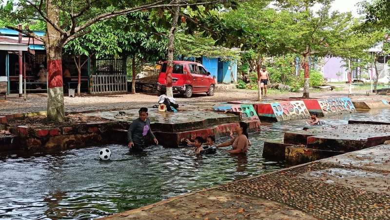 GRATIS: Kolam renang gratis di Kompleks Lambung Mangkurat Regency yang selalu ramai dikunjungi.