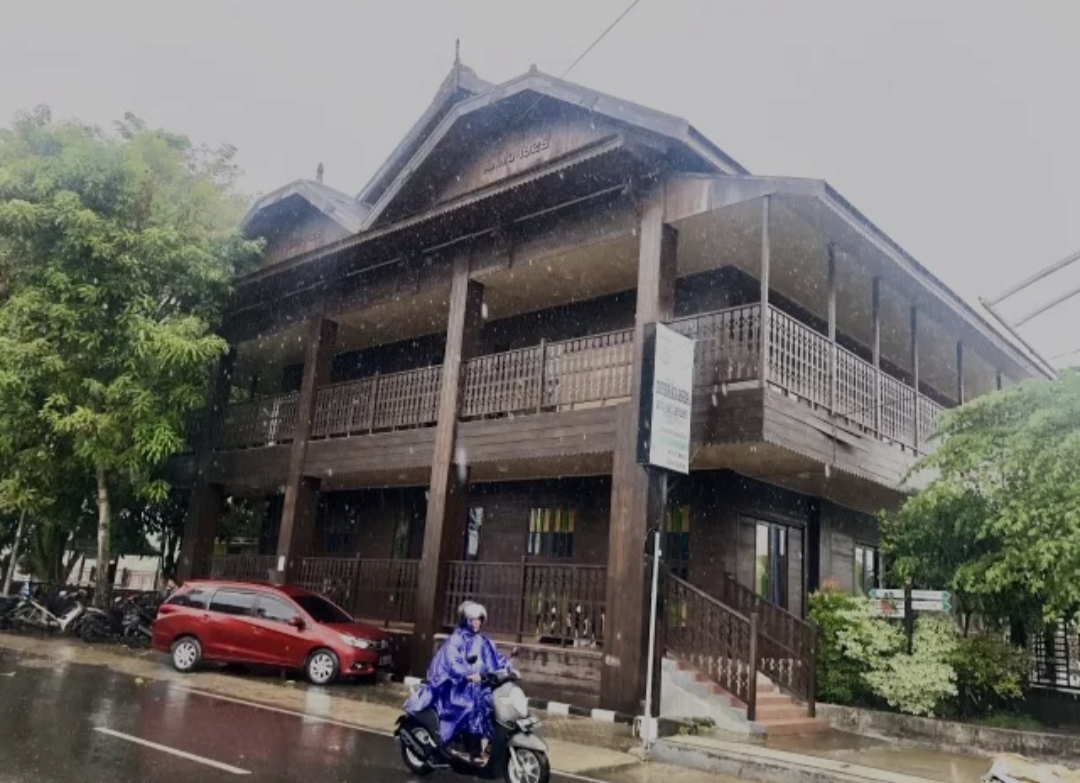 BERSEJARAH: Rumah Anno 1925 yang berdiri di tepian Sungai Martapura di Pierre Tendean, Banjarmasin.