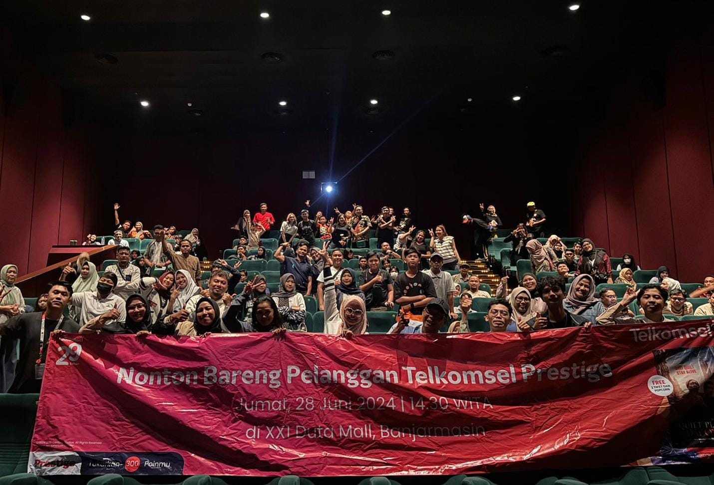 NONBAR - Suasana kegiatan nonton bareng pelanggan Telkomsel
