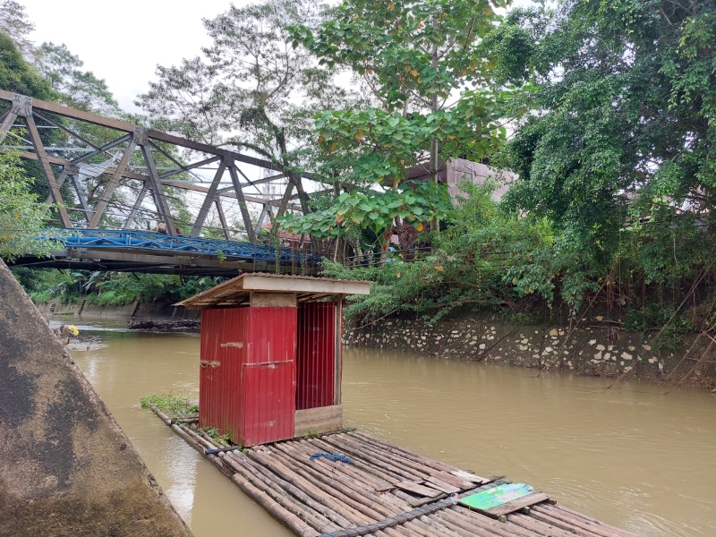 KEMBALI MUNCUL: Jamban apung di Sungai Barabai dari Kantor DPRD HST hingga ke simpang Jl Ulama.