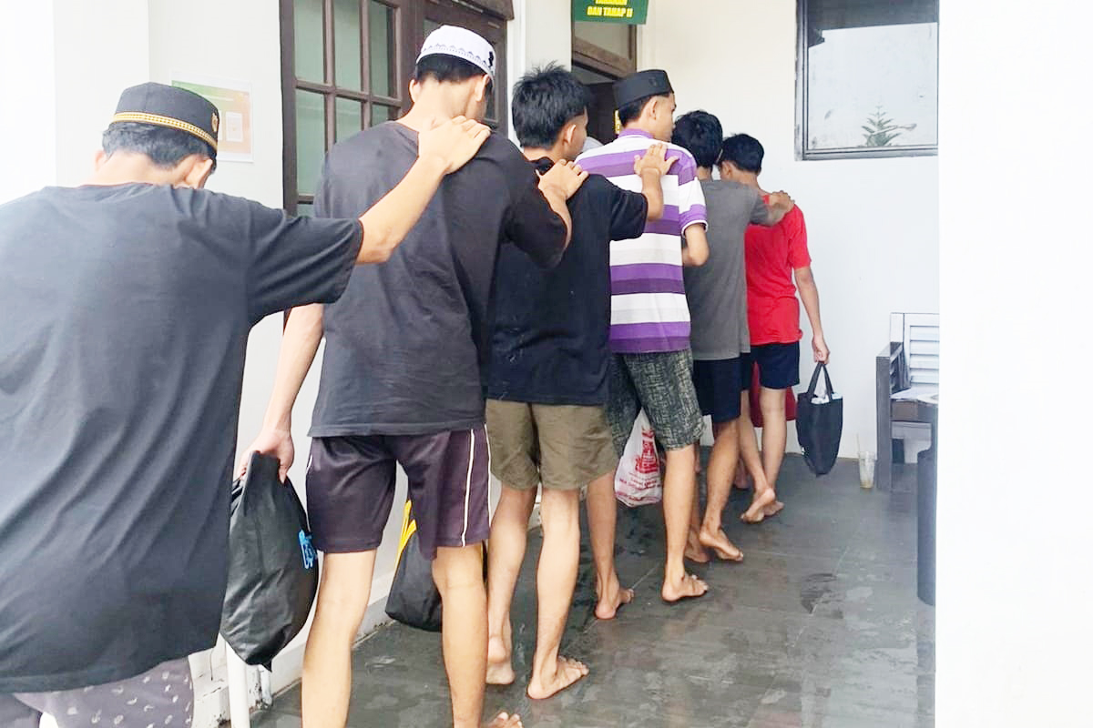 DIAMANKAN: 10 remaja anggota gangster yang meresahkan warga digiring ke Kejari Banjarbaru saat pelimpahan kasus dari Polres Banjarbaru.