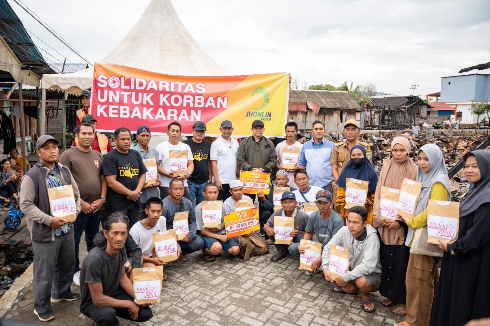 BANTUAN: Gelontorkan Rp1 Miliar, H Isam Owner Jhonlin Group Bantu Korban Kebakaran di Tanah Bumbu Melalui Andi Rudi Latief.
