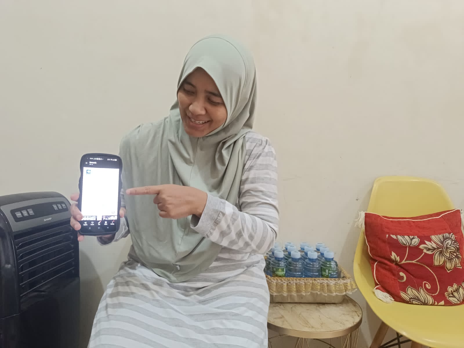 TUNJUKKAN:Bendahara DPD PAN HSS, Yuli Astini menunjukkan SK rekomendasi yang sudah dikeluarkan DPP PAN.(Foto:Salahudin/Radar Banjarmasin)