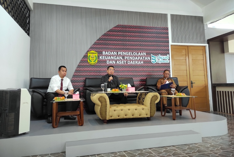 JUMPA PERS: Konferensi pers di Badan Pengelolaan Keuangan, Pendapatan dan Aset Daerah (BPKPAD) Banjarmasin kemarin (1/7).