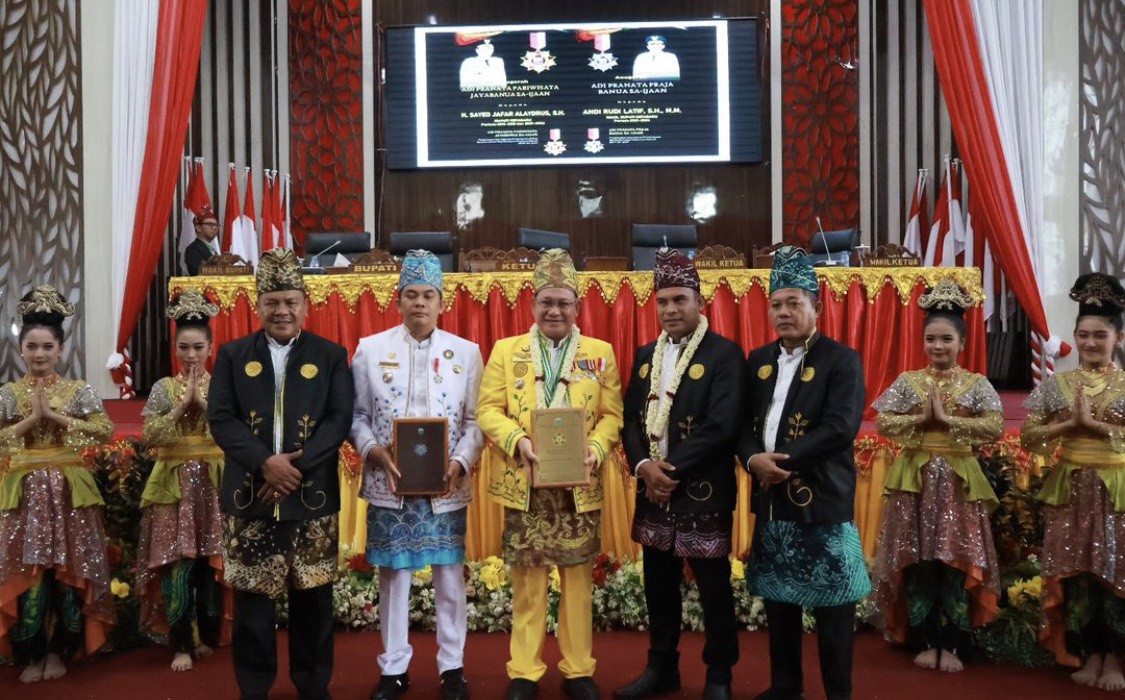 PENGHARGAAN: Bupati H Sayed Jafar dan Wakilnya Andi Rudi Latif menerima penghargaan dari DPRD Kotabaru.
