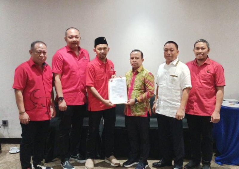 PENYERAHAN: Sekretaris DPD PDIP Kalsel Berry Nahdian Forqan menyerahkan surat tugas dari DPP PDIP kepada H Yamani dan H Juanda.