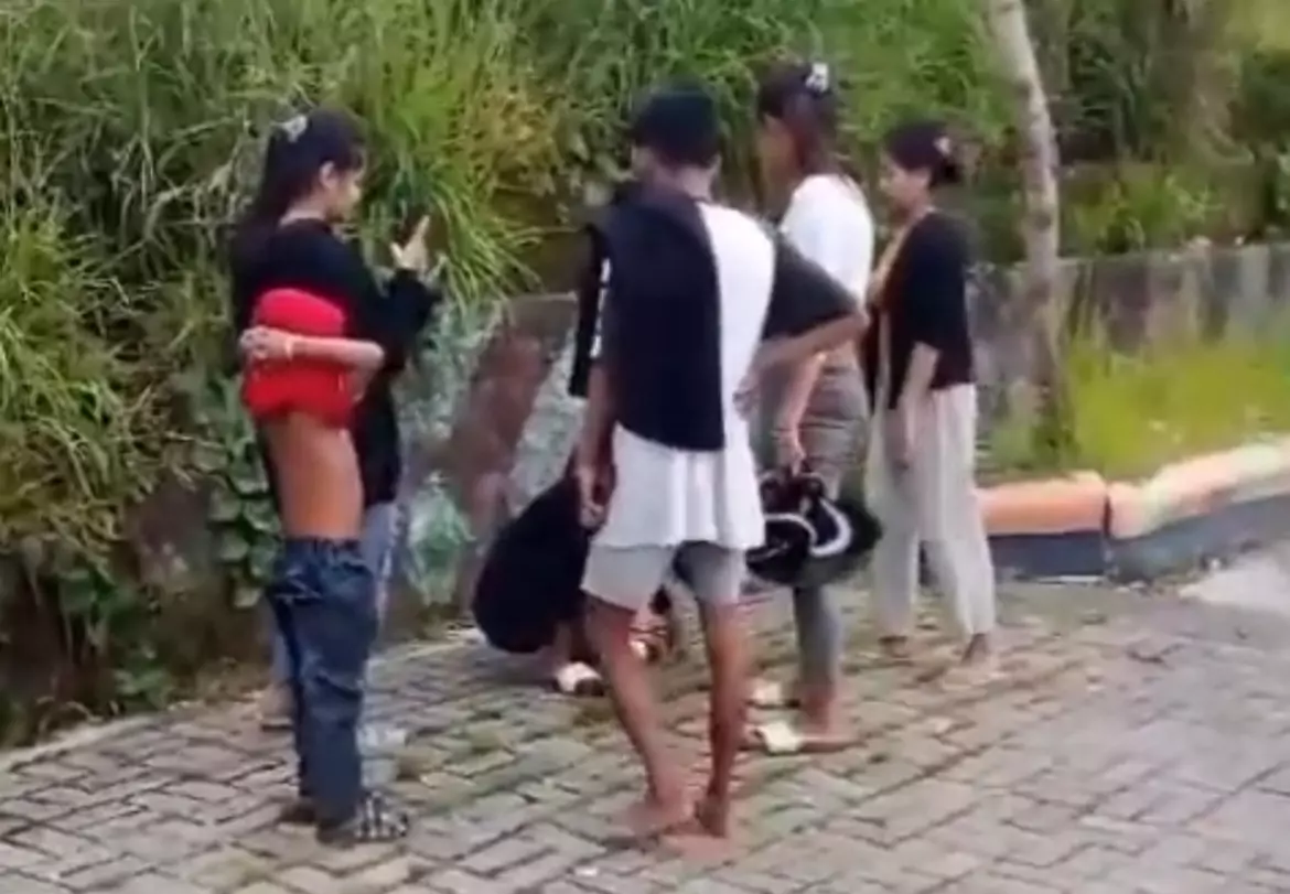 Tangkapan layar pengeroyokan remaja di Banjarbaru
