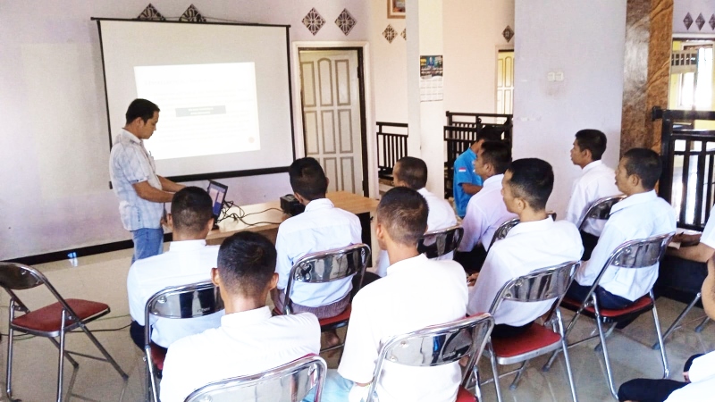 BERI MATERI: Kamal saat memberikan pembekalan materi tentang penyalahgunaan narkoba.