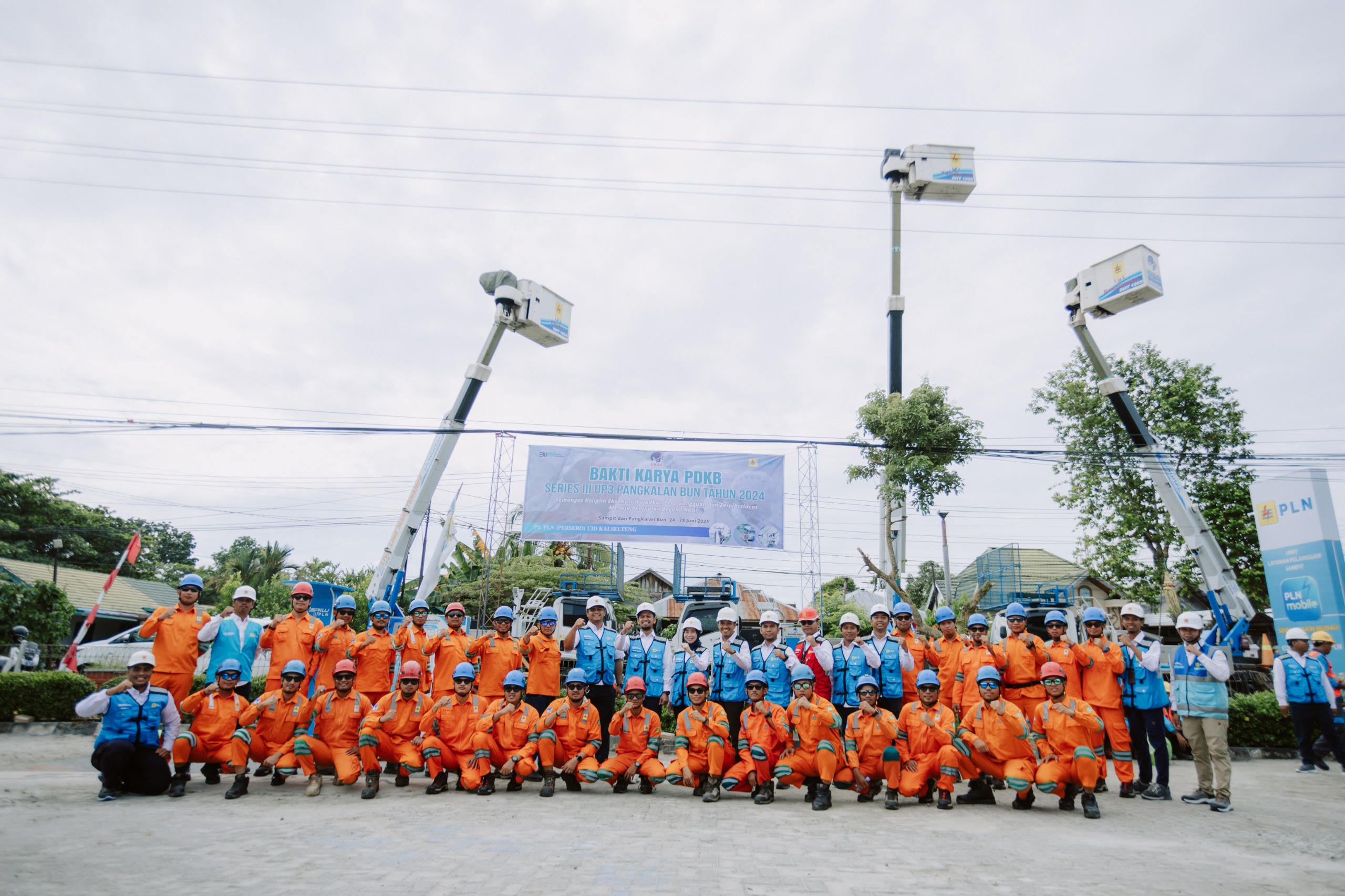 Foto bersama para personel yang melaksanakan kegiatan Bakti PDKB Series III di Sampit, Kalimantan Tengah. Hadir ditengah - tengah adalah Wakil Bupati Kota Waringin Timur, Kalimantan Tengah.