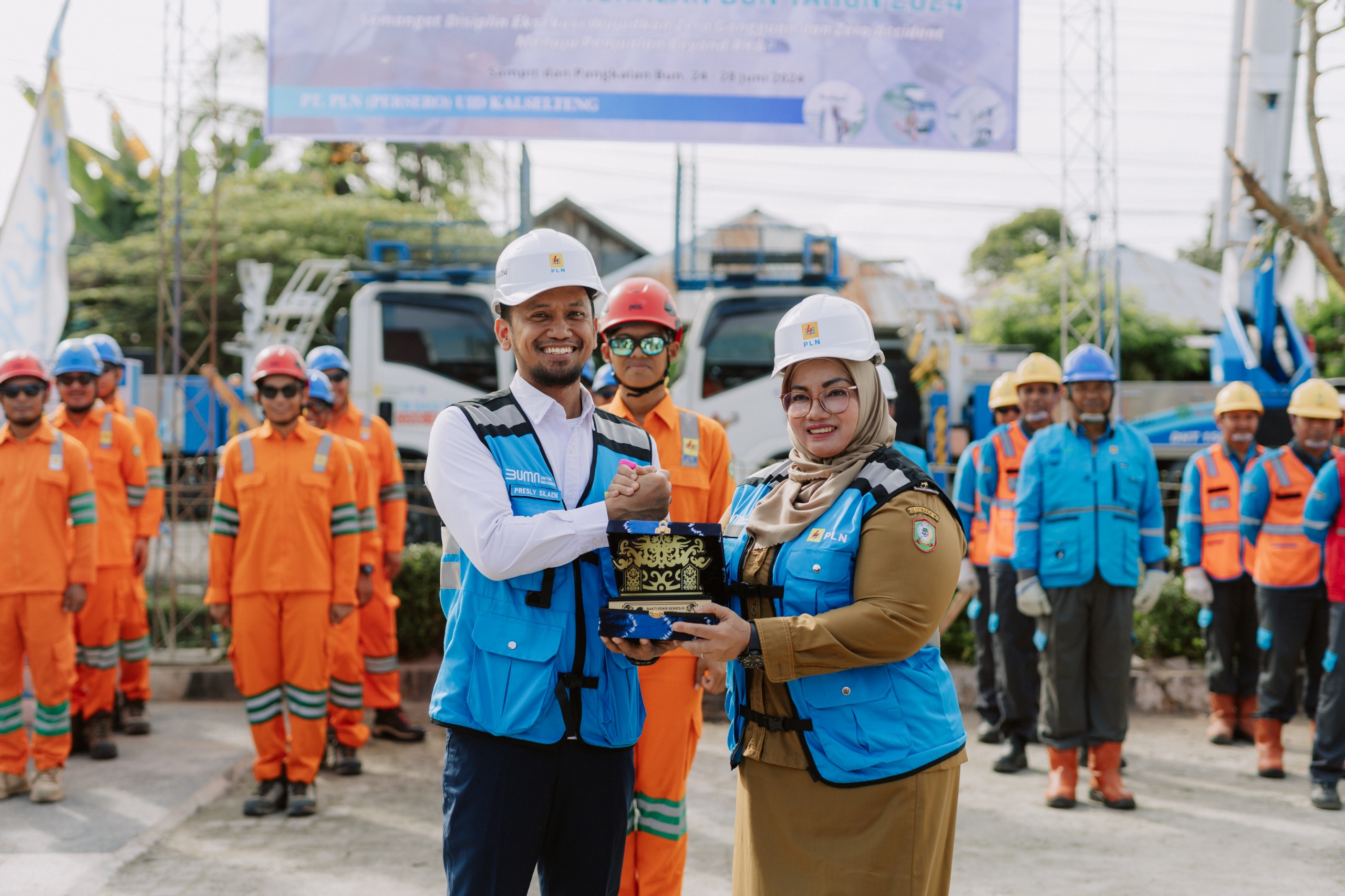 Wakil Bupati Kotim Irawati (kiri) saat diberikan cendera mata oleh Manager PLN UP3 Pangkalan Bun pada gelaran Apel Bakti PDKB Series III di Sampit pada Senin (24/6) lalu.
