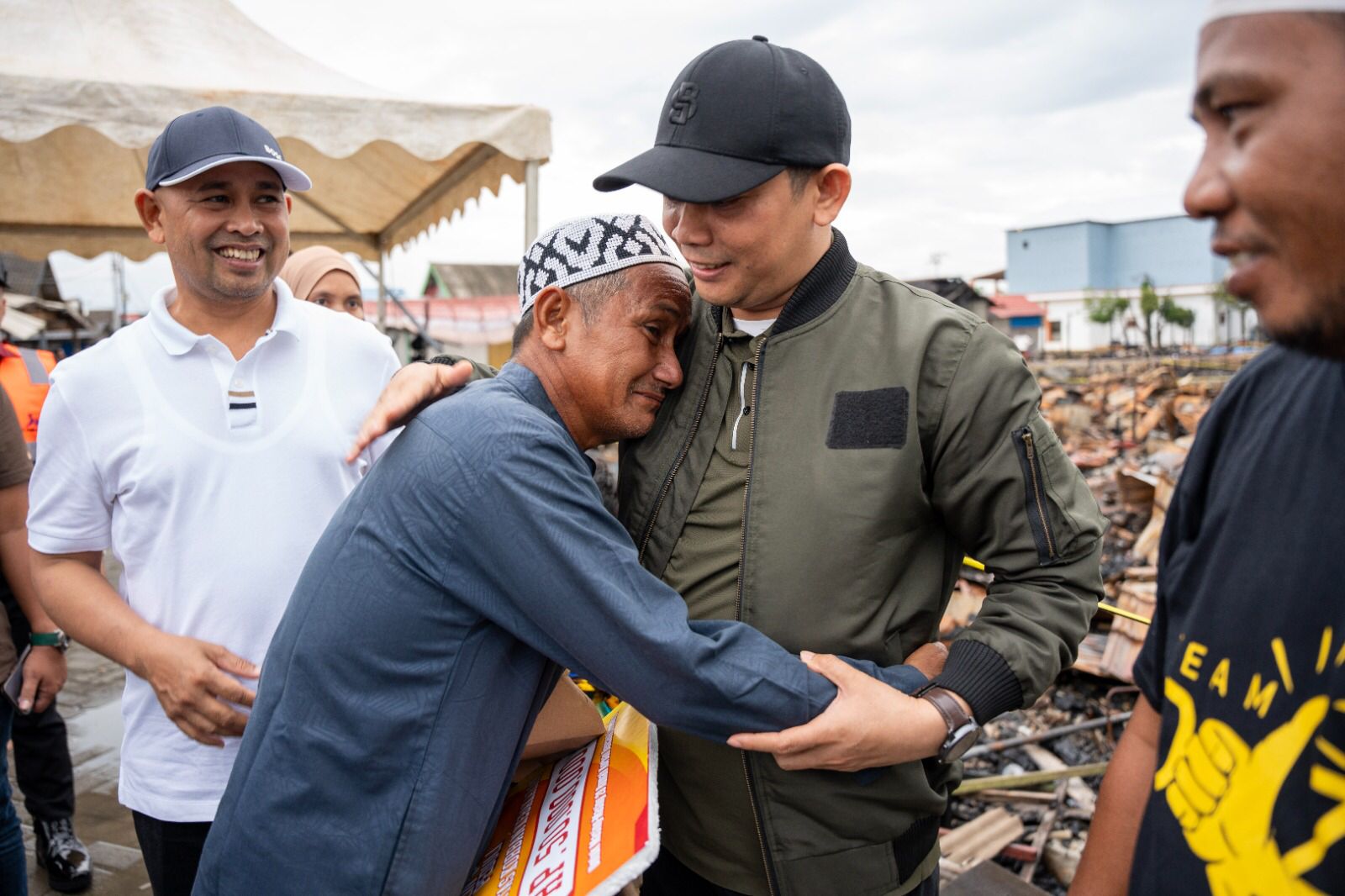 TERHARU: Salah satu korban kebakaran memeluk Andi Rudi Latif saat penyaluran bantuan Rp 1 Miliar dari H Isam.