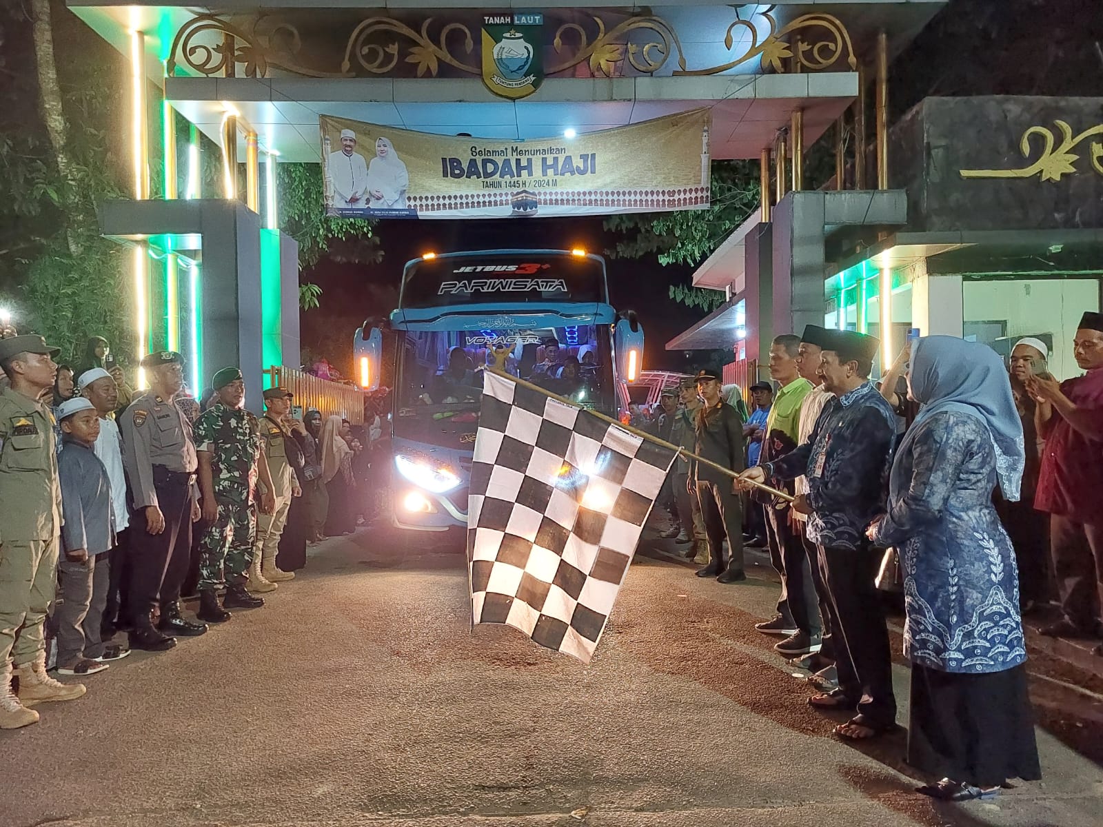 TAK LAMA LAGI: Pj Bupati Tala H Syamsir Rahman saat melepas calon jemaah haji asal Tala di Balairung Tuntung Pandang beberapa waktu lalu.