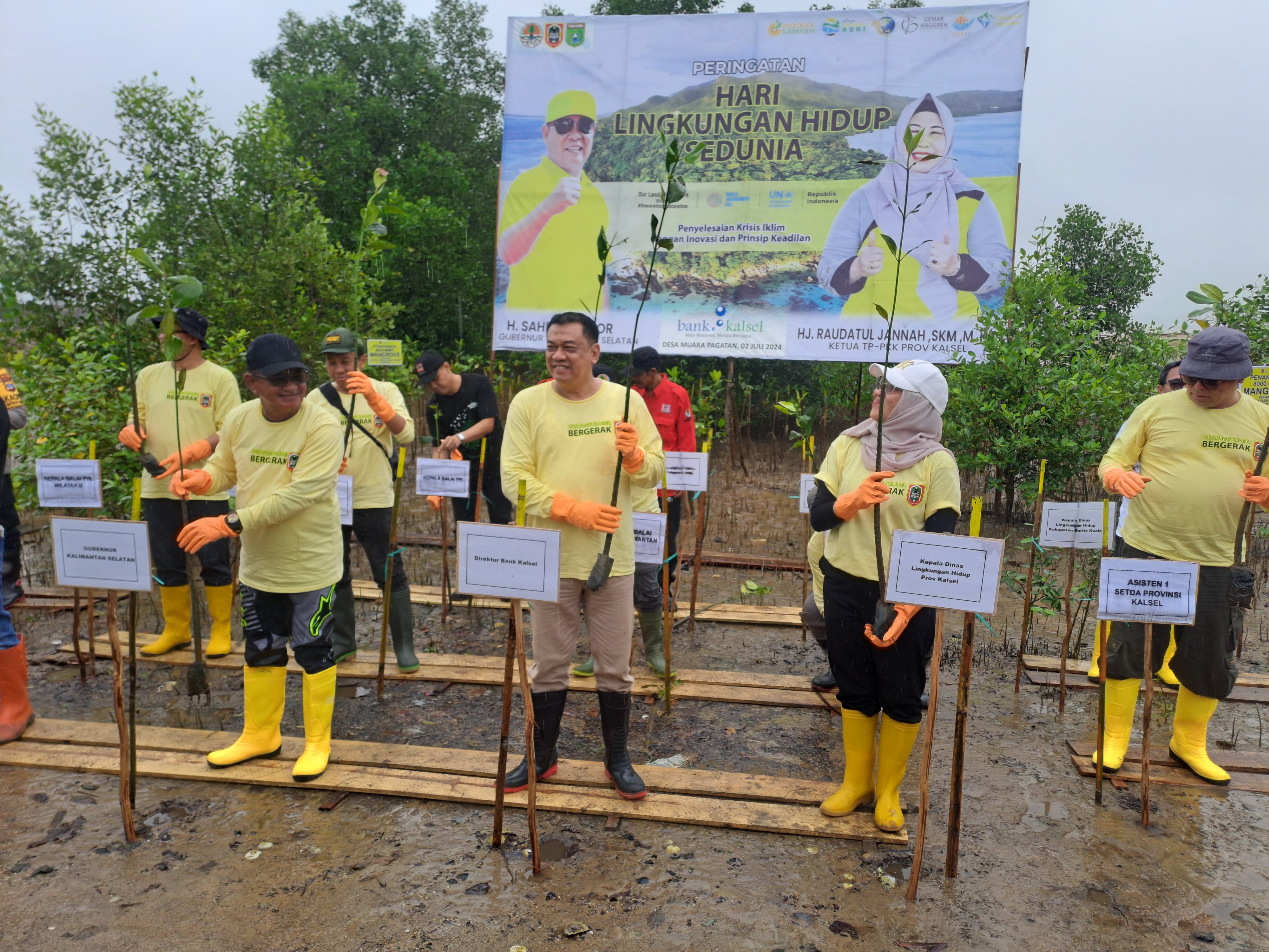 PENANAMAN: Pemprov Kalsel melakukan penanaman 8.000 bibit mangrove di Desa Muara Pagatan, Kecamatan Kusan Hilir, Kabupaten Tanah Bumbu, Selasa (2/7).