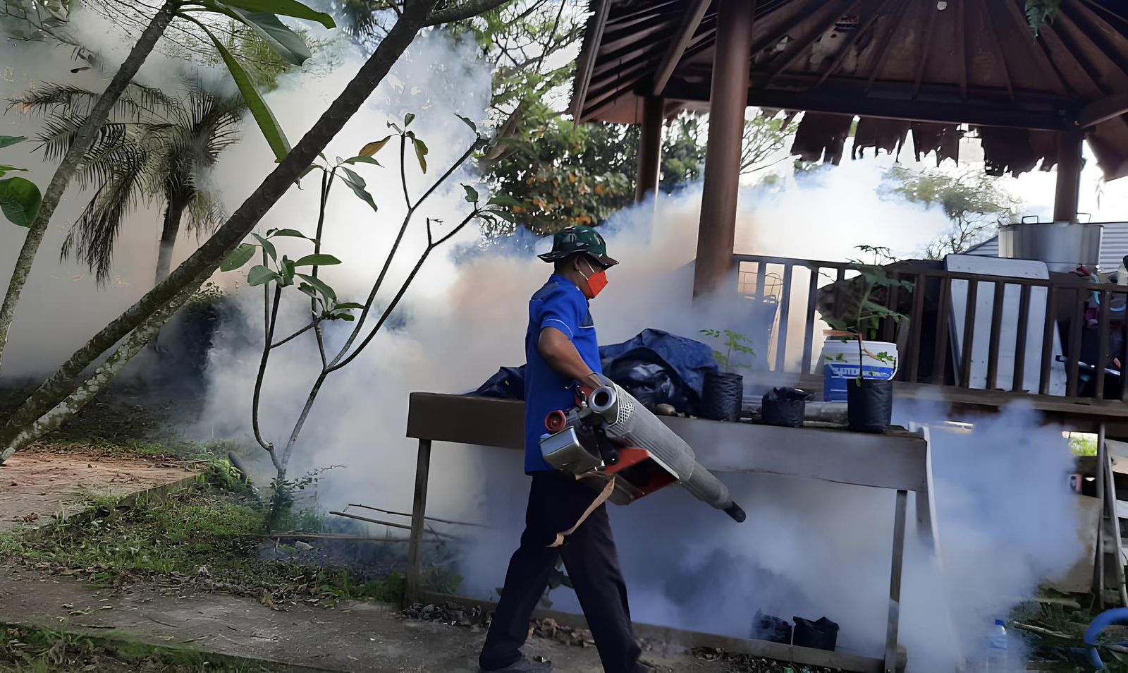 FOGGING:Petugas Dinkes Kabupaten Tanbu melakukan pengasapan untuk mengendalikan penyebaran nyamuk Aedes aegypti penyebab DBD.(Foto:Dinkes Tanbu untuk Radar Banjarmasin)