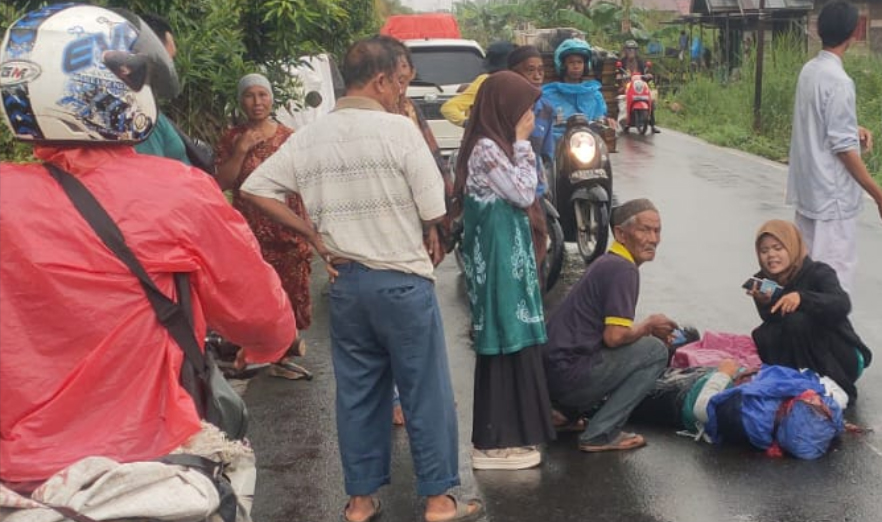 KECELAKAAN: Guru honorer TK Cempaka 2 Desa Hakurung, Hulu Sungai Selatan mengalami kecelakaan untuk menghadiri HUT IGTKI PGRI ke-74 di Kandangan.(Foto: dari grup media sosial)