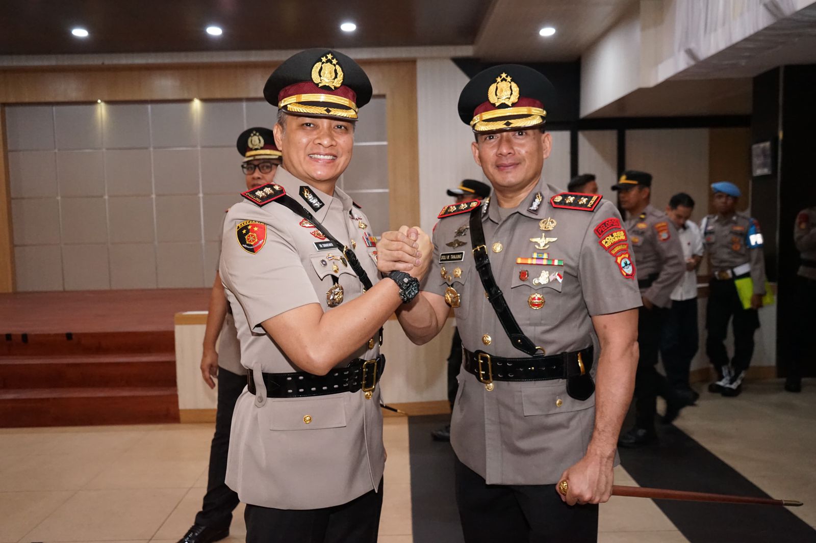 JABAT TANGAN: Kapolres Kotabaru AKBP Tri Suhartanto resmi digantikan AKBP Doli Marutua Tanjung, Rabu (3/7/24). (Foto: Humas Polres untuk Radar Banjarmasin)