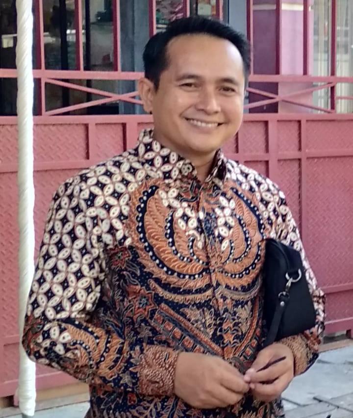 MAJU PILKADA: Komisioner KPU HST, dr Murjani mengaku siap mundur untuk maju di Pilbup HST. (Foto: Murjani untuk Radar Banjarmasin)