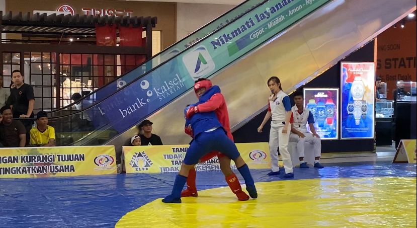 DIKENALKAN: Kejurprov sambo yang digelar di Atrium Qmall Banjarbaru, Rabu (3/7) siang.(Foto: Persambi Kalsel for Radar Banjarmasin)